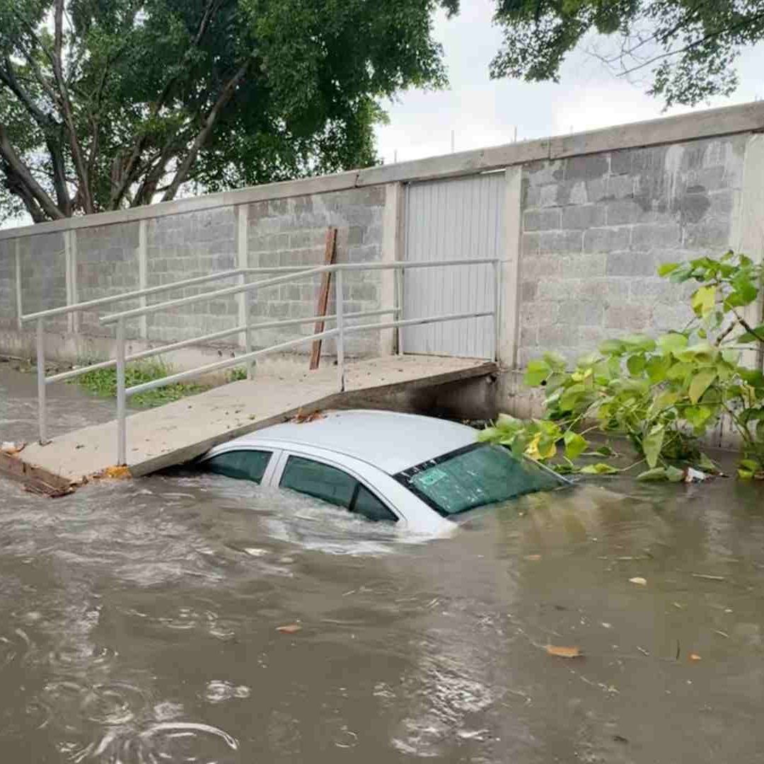 Conductor Cae con su Auto a Canal de Aguas Negras en Colonia Manantial Boca del Río Veracruz