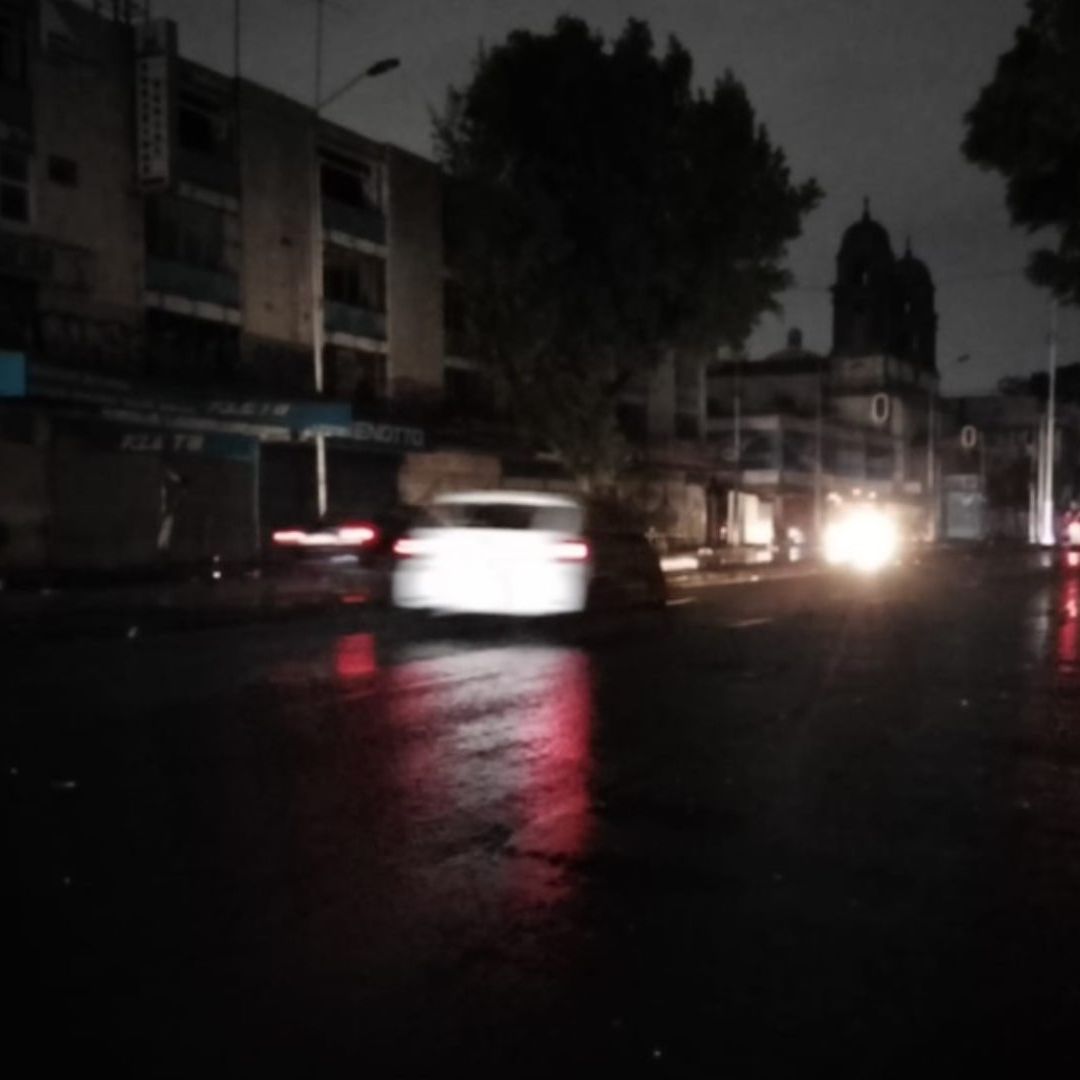 Semáforos de diversas calles de la alcaldía Cuauhtémoc están sin electricidad tras apagón