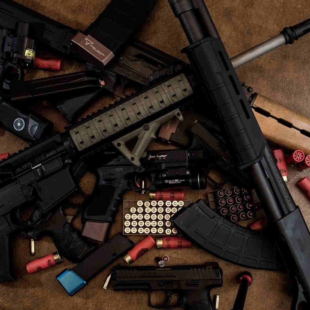 EU: Arrestan a 2 traficantes por envió de más de 90 Armas