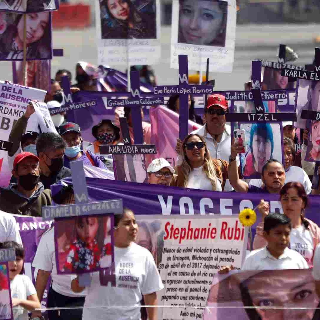 Colectivo marcha para exigir justicia por los feminicidios en la Ciudad de México