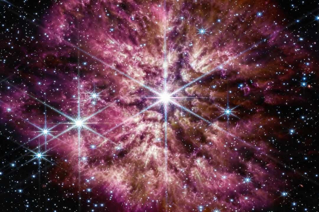 El telescopio James Webb captó una estrella en el momento antes de morir y ser una supernova