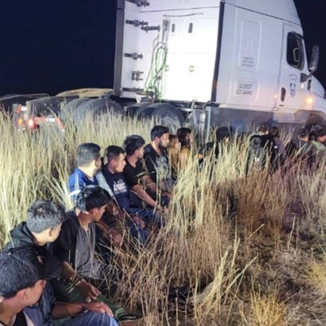 Rescatan a 23 Migrantes Ocultos en Camarote de Tráiler en Frontera de Texas