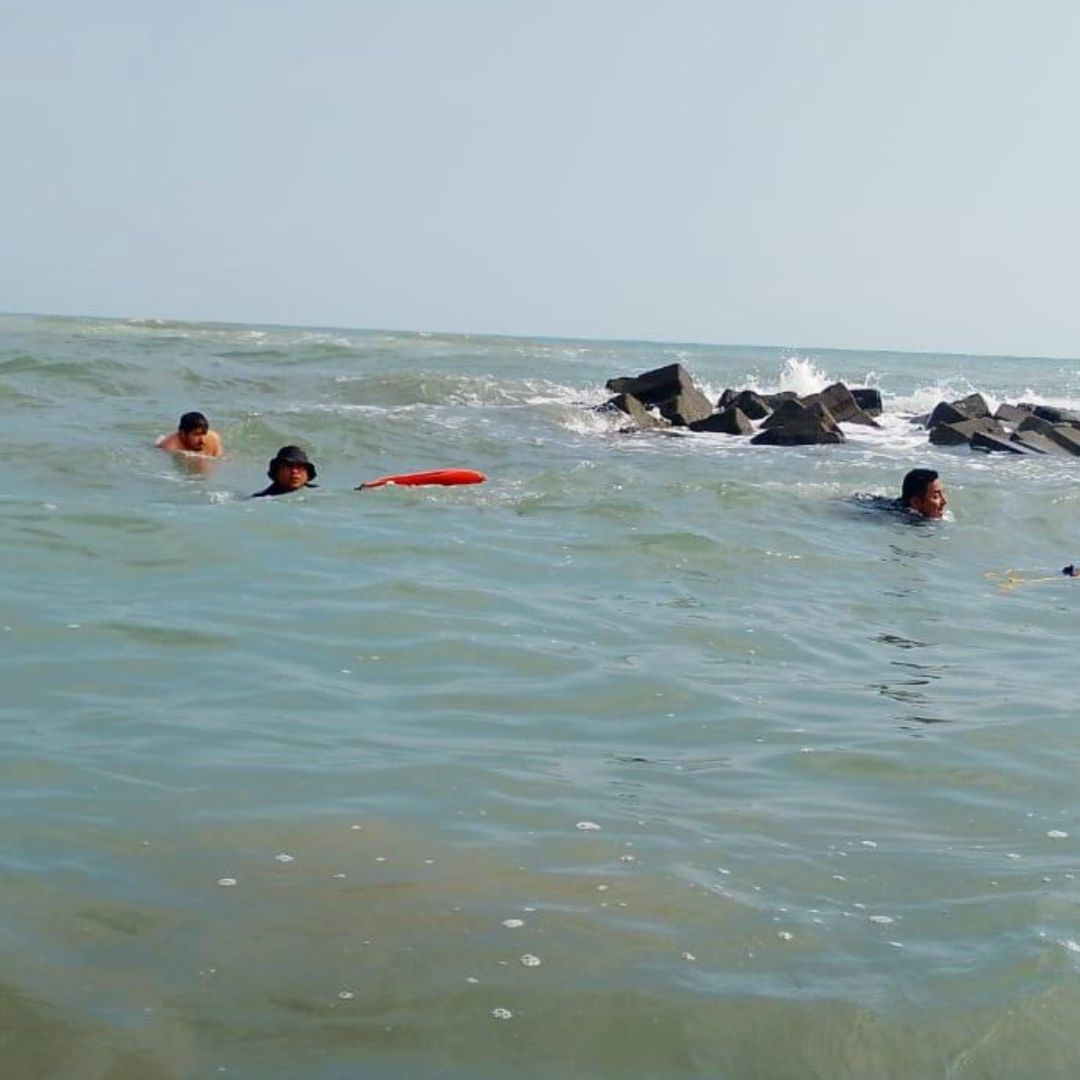 Policía Estatal Rescata Hombre que era Arrastrado por el Mar en Playas Chachalacas Veracruz