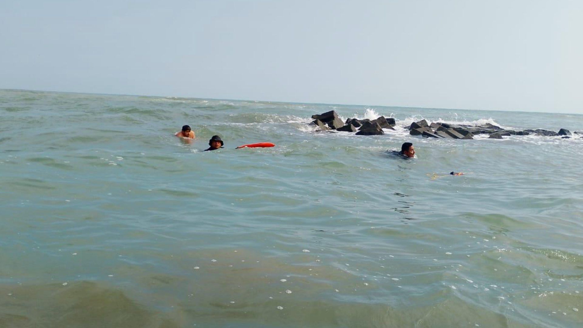 Policía Estatal Rescata Hombre que era Arrastrado por el Mar en Playas Chachalacas Veracruz