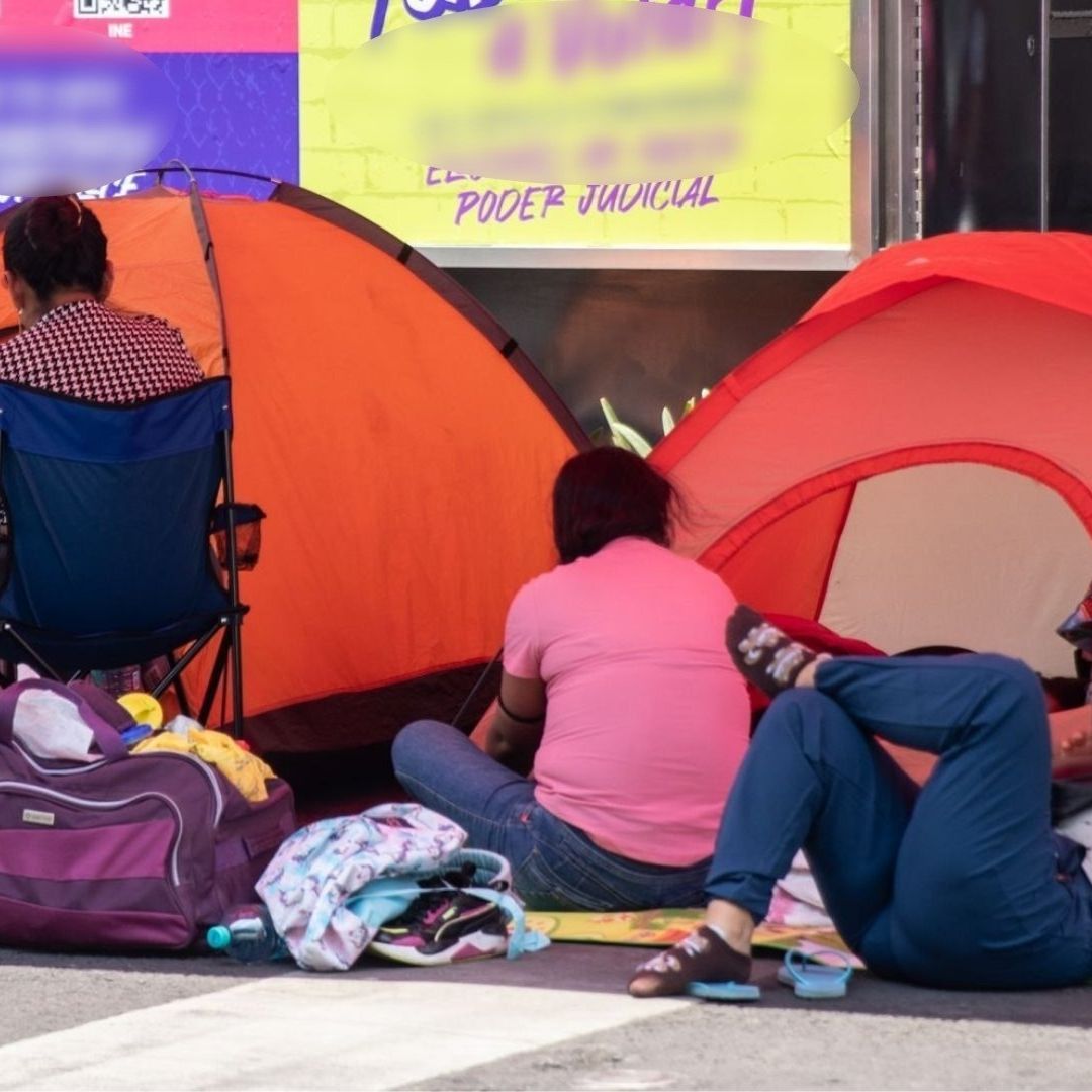 Personas en casas de campañas.