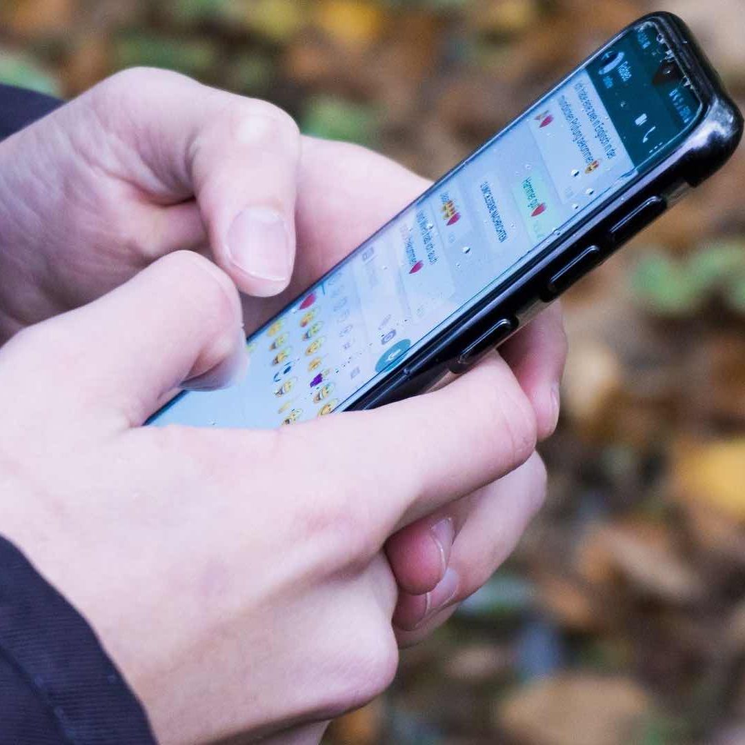El modo oscuro te permite cambiar el tema en WhatsApp, de color blanco a negro