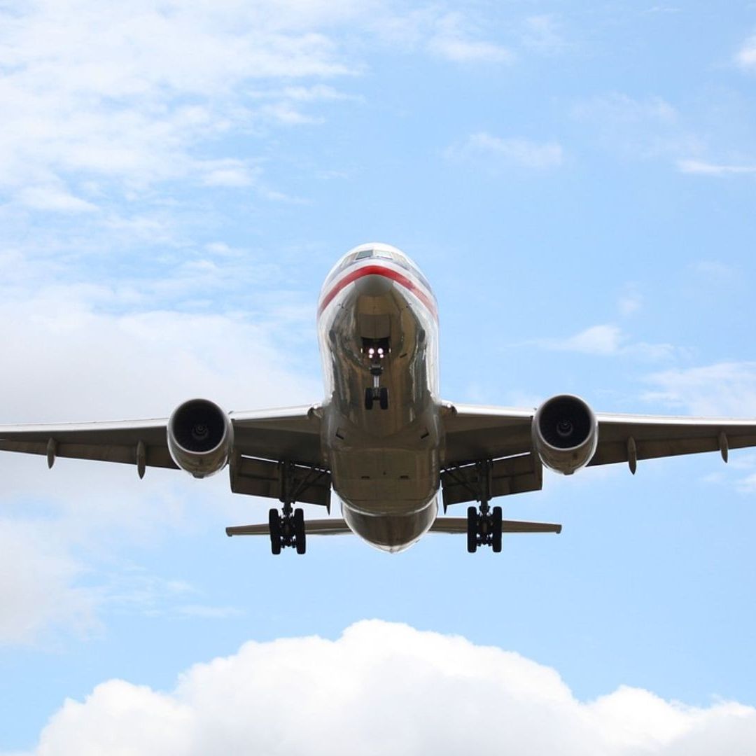 Los adultos mayores pueden obtener descuentos en boletos de avión con su tarjeta del INAPAM