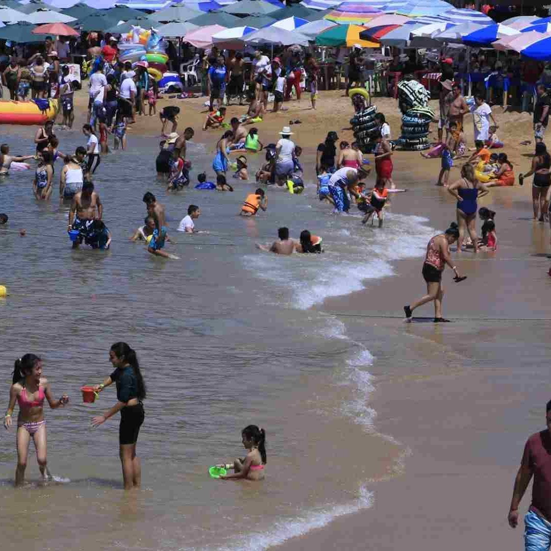 Turistas disfrutan las playas de Acapulco, Guerrero. Foto