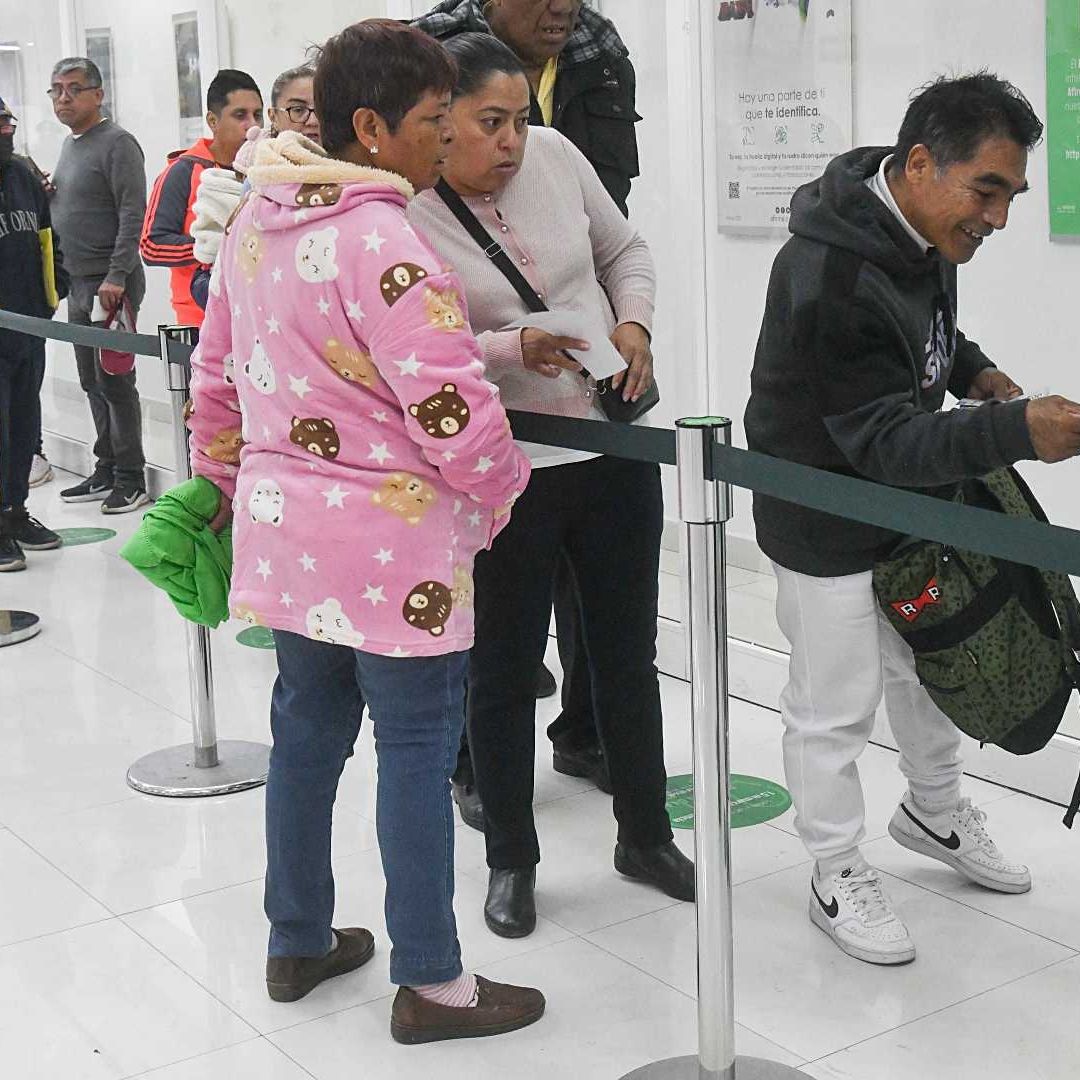 Capitalinos acuden a módulo de la Secretaria de Administración y Finanzas de la CDMX para el pago de impuestos en enero 2025. Foto: Cuartoscuro | Archivo