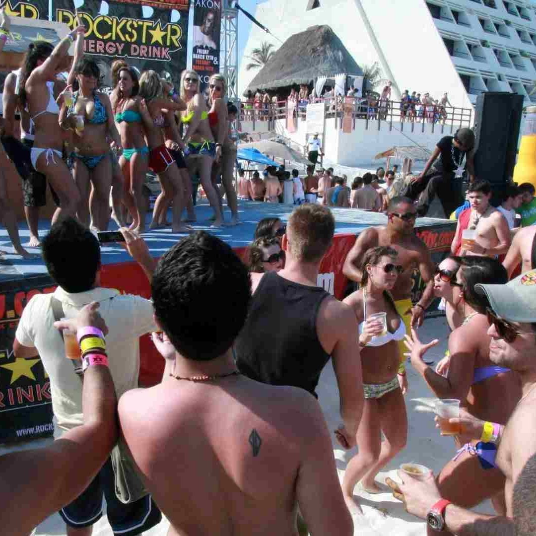 Spring breakers en playas de Cancún