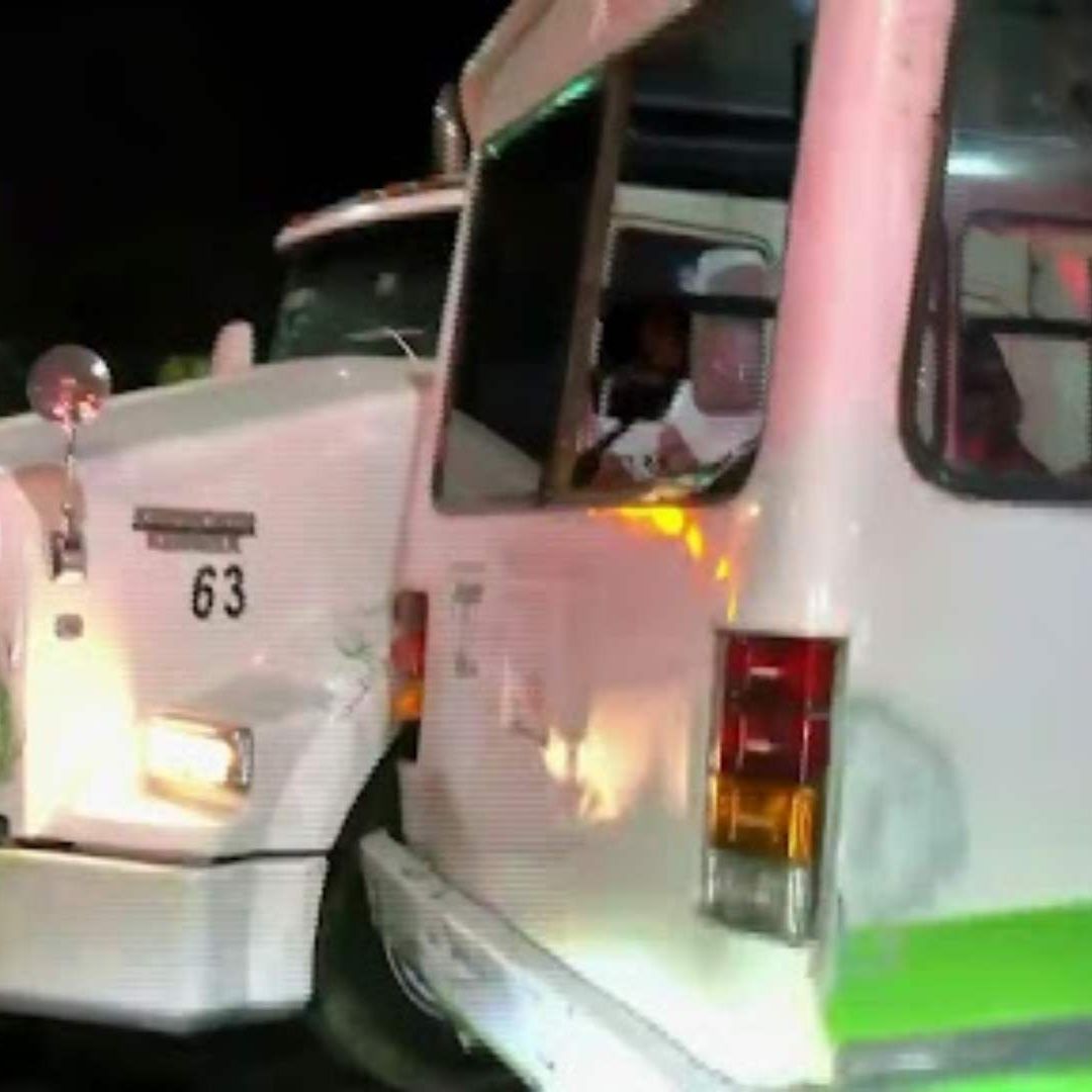 Detienen a conductor tras choque de microbús en CDMX