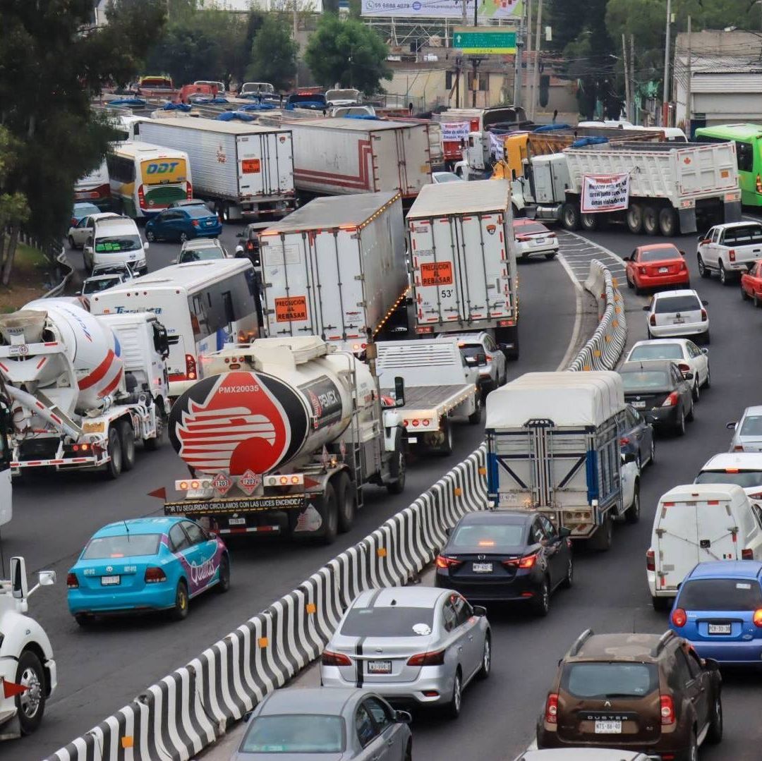 Varios carros varados en el tránsito.