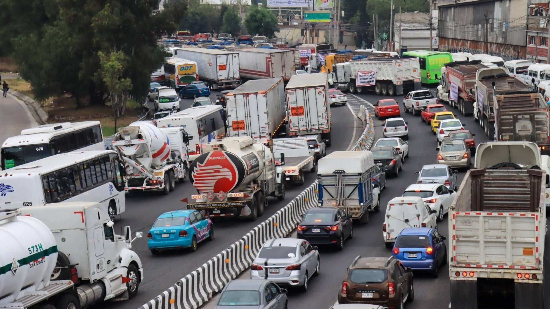 Varios carros varados en el tránsito.