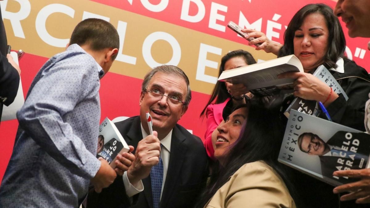 Marcelo Ebrard durante la presentación de su libro 'El Camino de México'