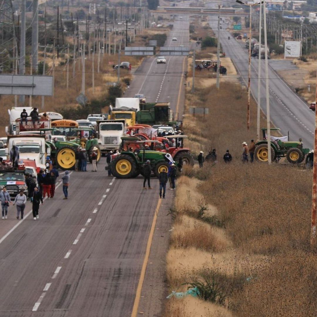 Varias personas se congregan en la autopista.