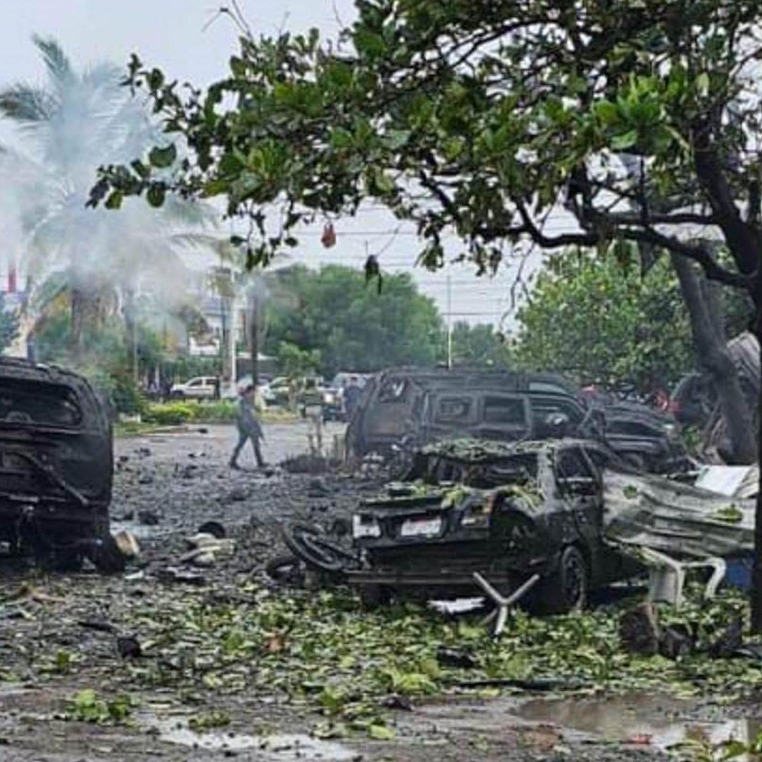 Así quedó la zona donde explotó una camioneta en Coahuyana, Michoacán