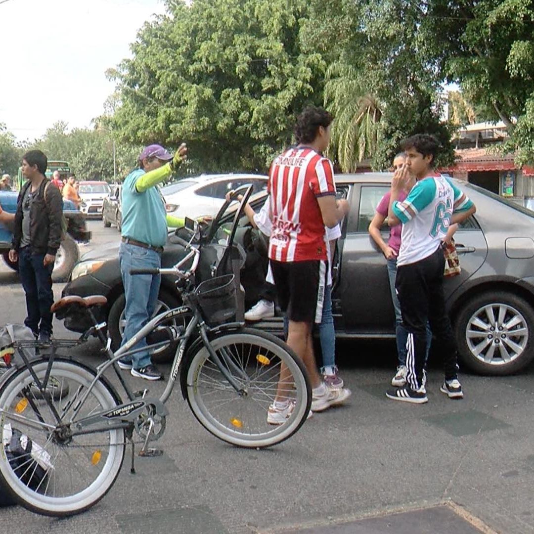 Automovilista Embiste A Familia De Ciclistas en Guadalajara; Joven Pierde Parte De Dentadura