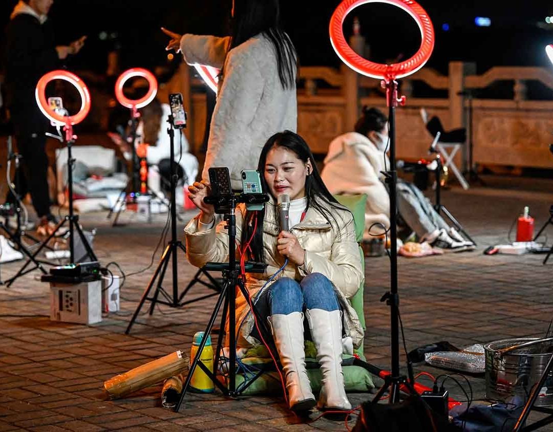 Varias influencers chinas realizan sus transmisiones bajo un puente