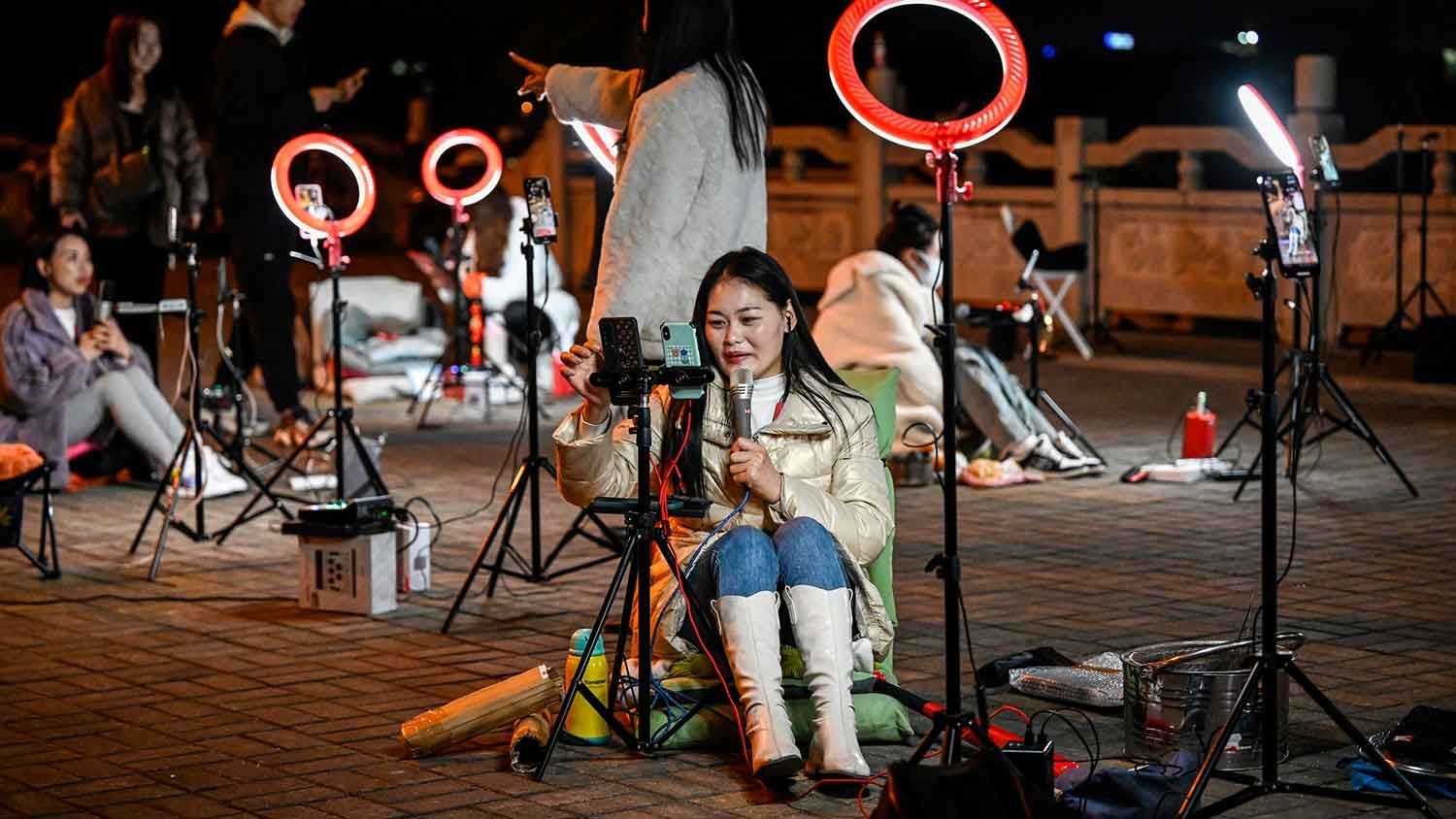 Varias influencers chinas realizan sus transmisiones bajo un puente