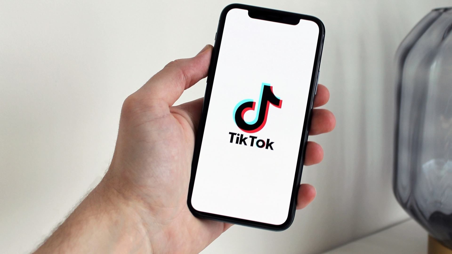 Reto de la Cicatriz Francesa en TikTok Preocupa en Italia