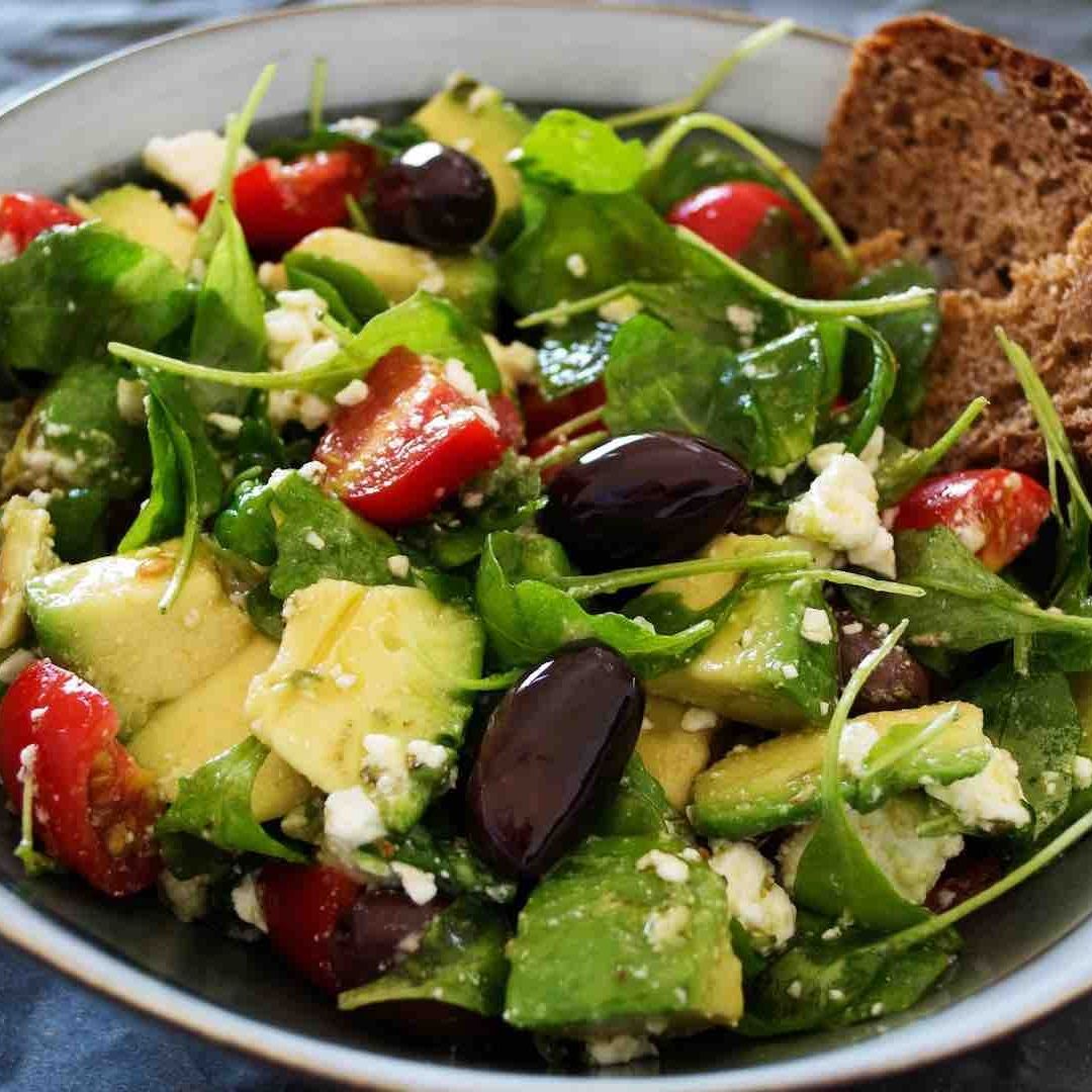Plato de ensalada que sigue la dieta mediterránea