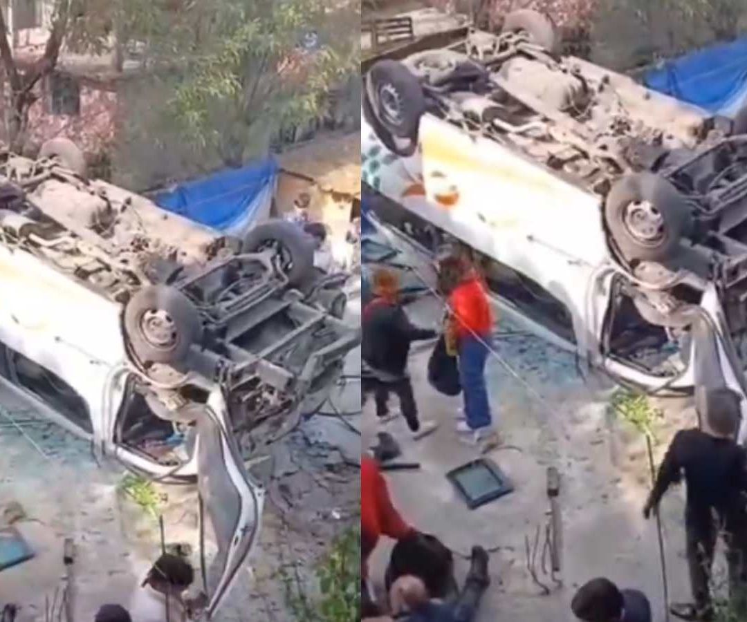 Vuelca en barranco combi con pasajeros en Nicolás Romero, Edomex
