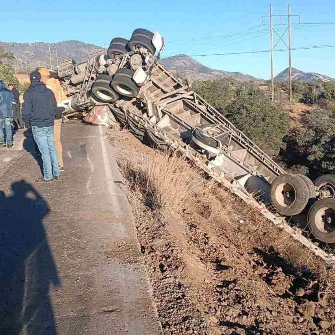 Tractocamión que Transportaba Rollos de Cobre Volcó en Carretera Cananea-Ímuris en Sonora
