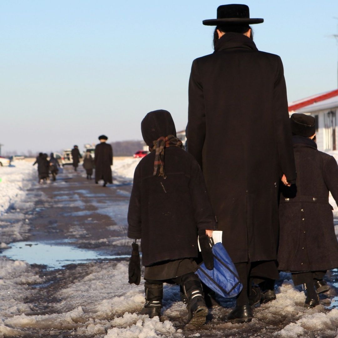Integrante de la secta Lev Tahor camina junto a niños