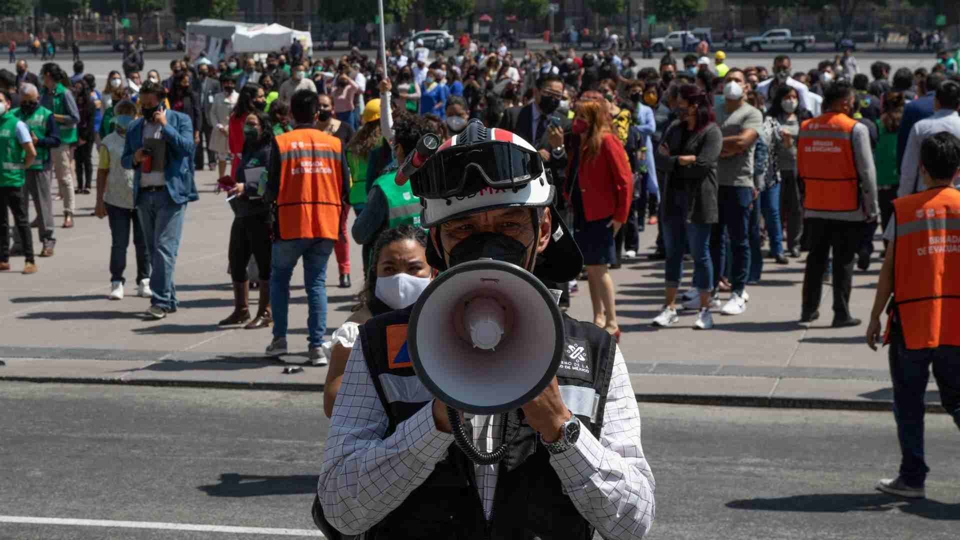 Elementos de Protección Civil coordinan mega simulacro. Foto: Cuartoscuro