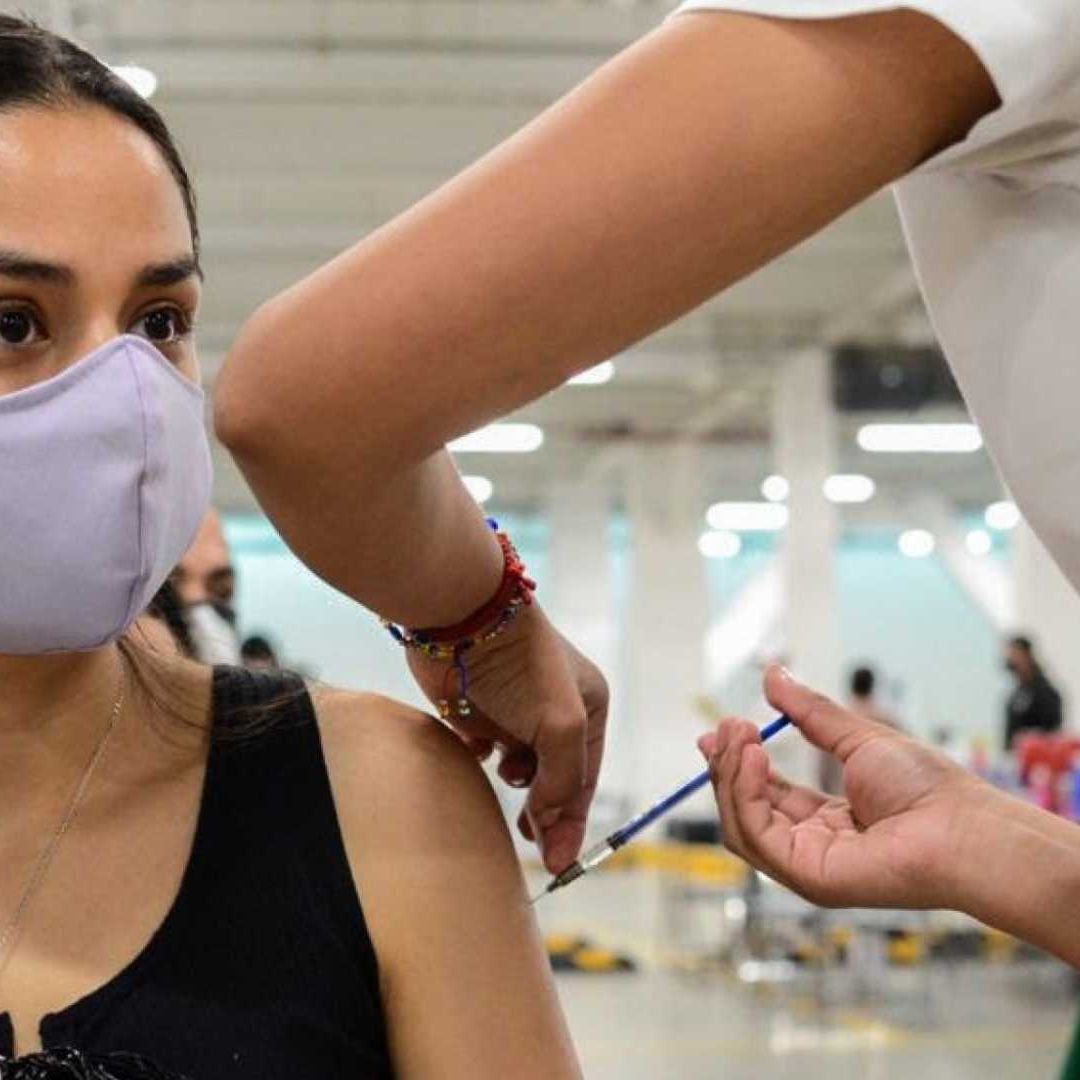 A 3 Años de Pandemia, Viajeros Buscan Primera Dosis de Vacuna