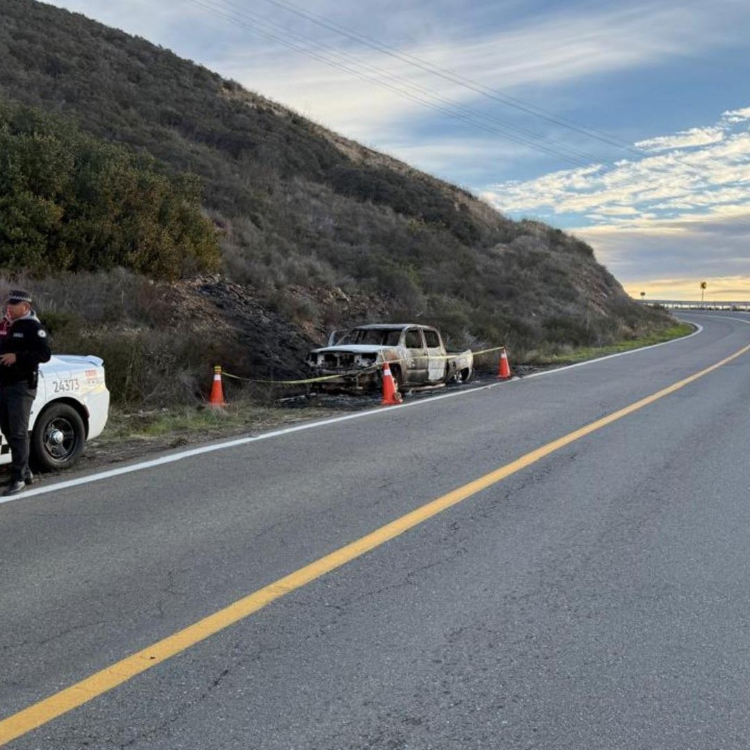 Hallan Vehículo Incendiado con Dos Personas Dentro en Ensenada