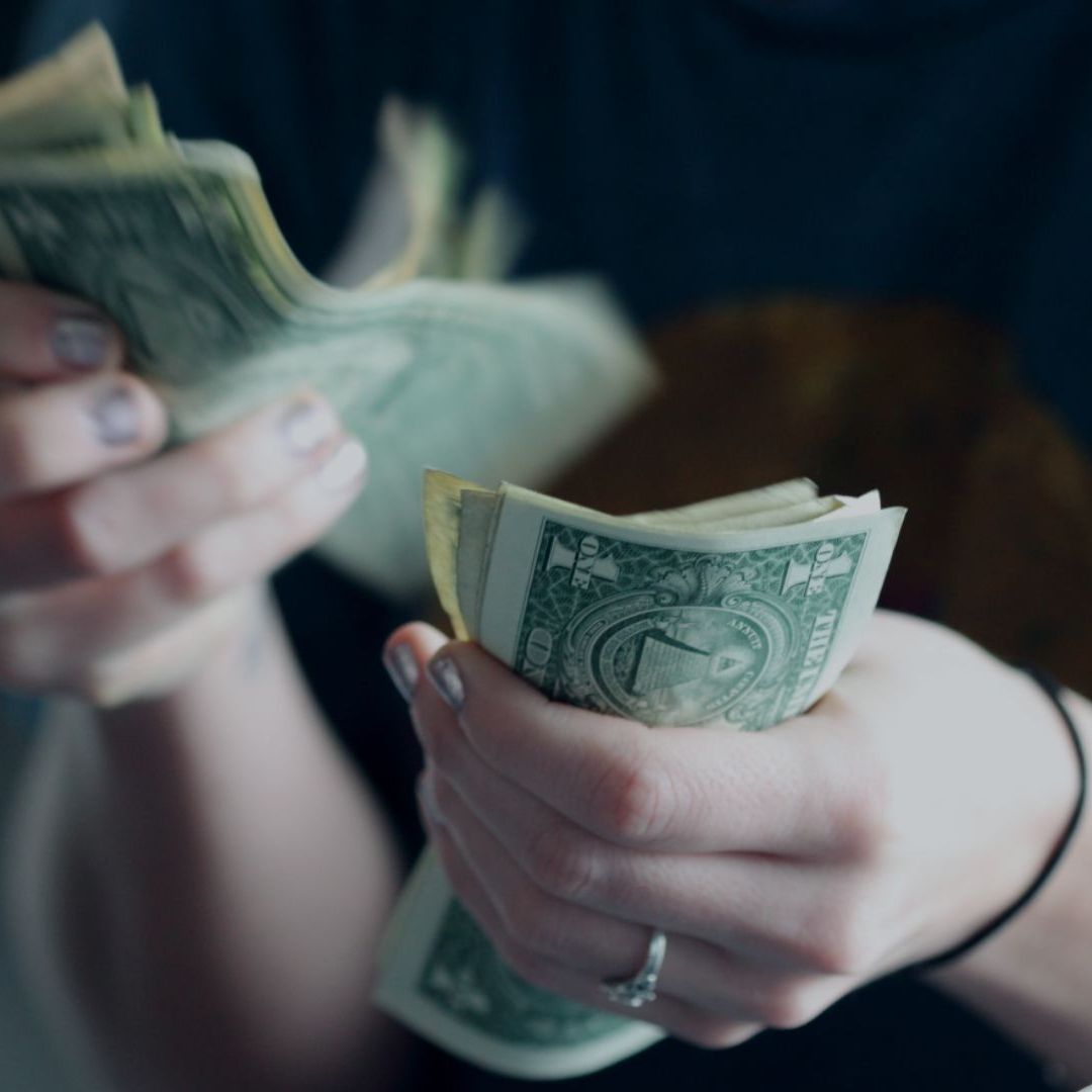 Dólar: ¿Cómo identificar billetes falsos?