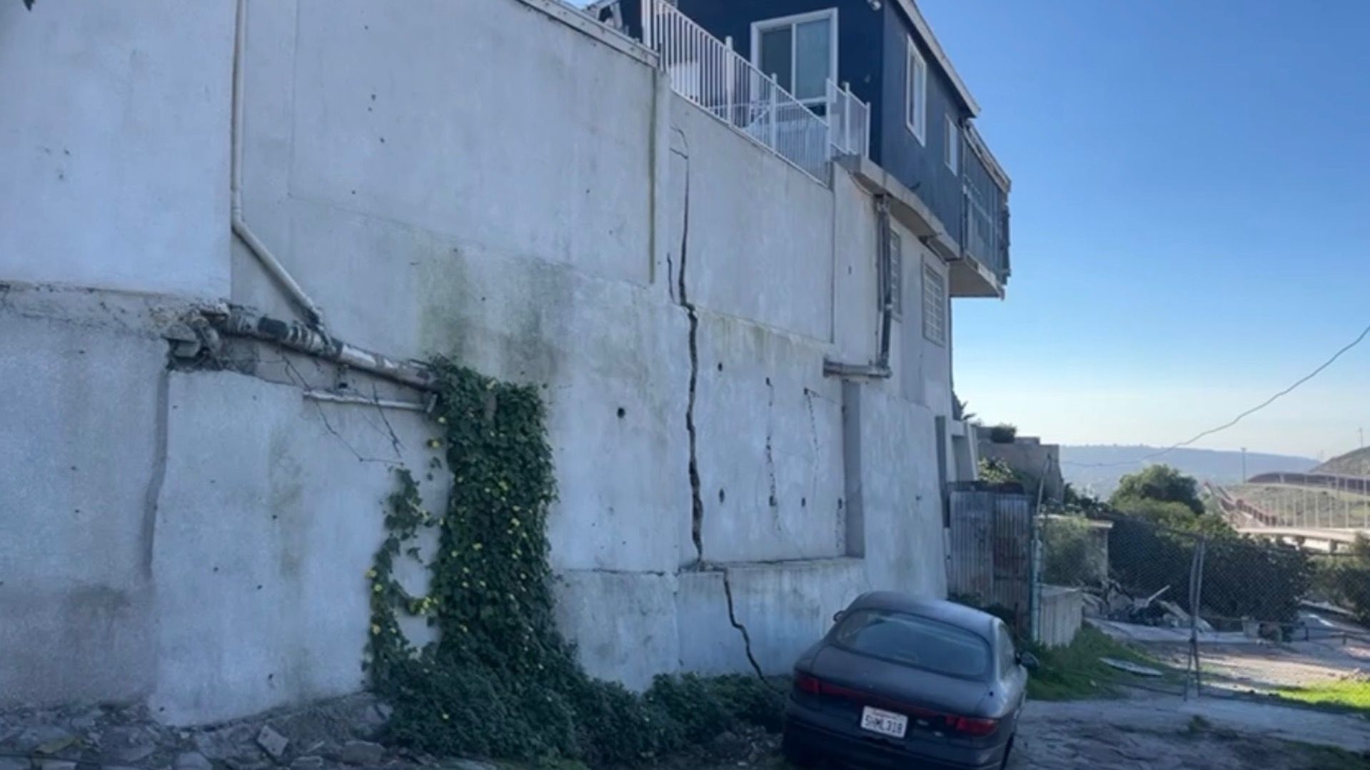 Engomado Rojo y Evacuaciones en la Colonia Libertad de Tijuana Tras Daños en Predios
