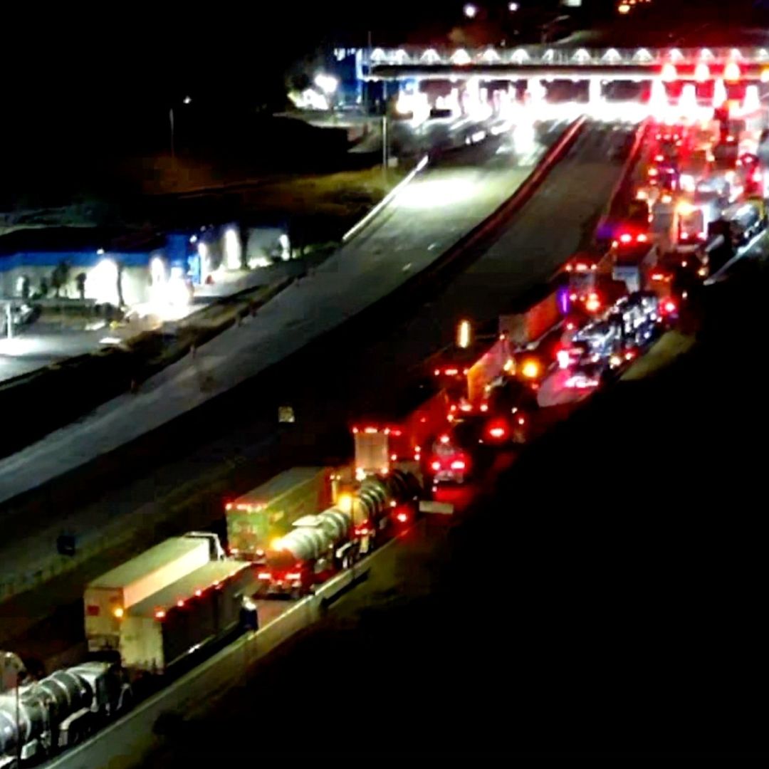 Tráfico por cierre vial en carretera Saltillo-Monterrey