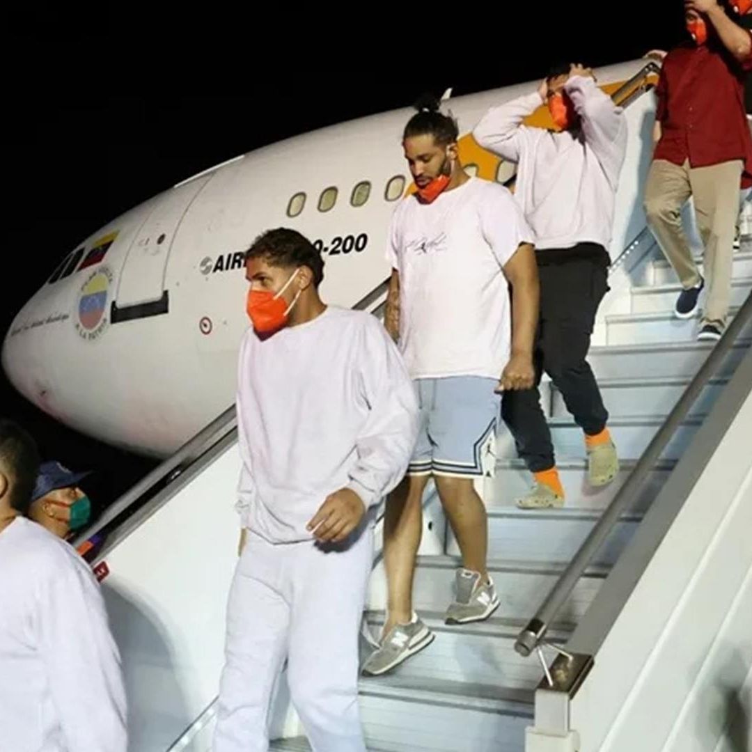 migrantes bajar de un avión en el Aeropuerto Internacional Simón Bolívar, en La Guaira (Venezuela).