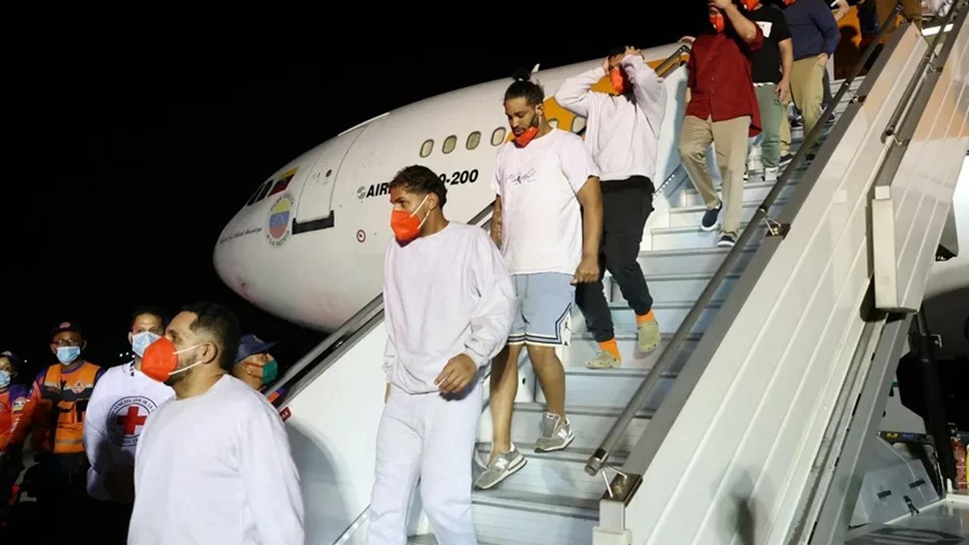 migrantes bajar de un avión en el Aeropuerto Internacional Simón Bolívar, en La Guaira (Venezuela).