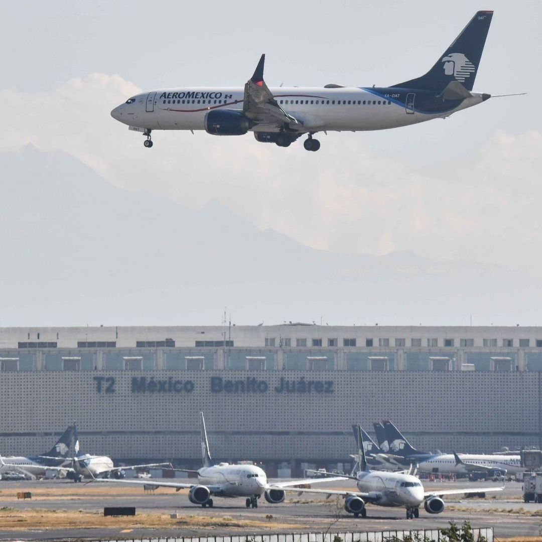 Un avión cerca de una pista de aterrizaje.