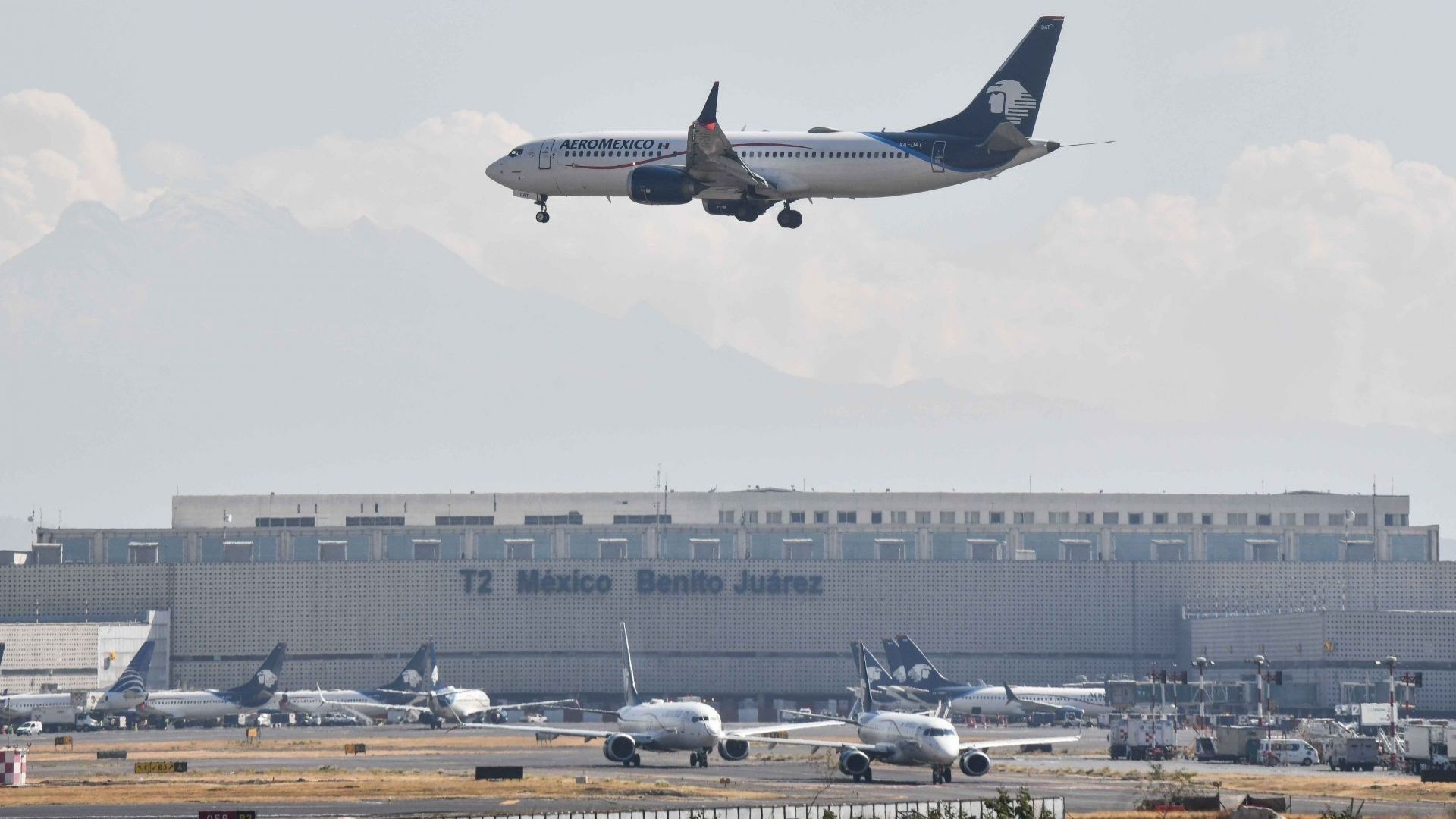 Un avión cerca de una pista de aterrizaje.