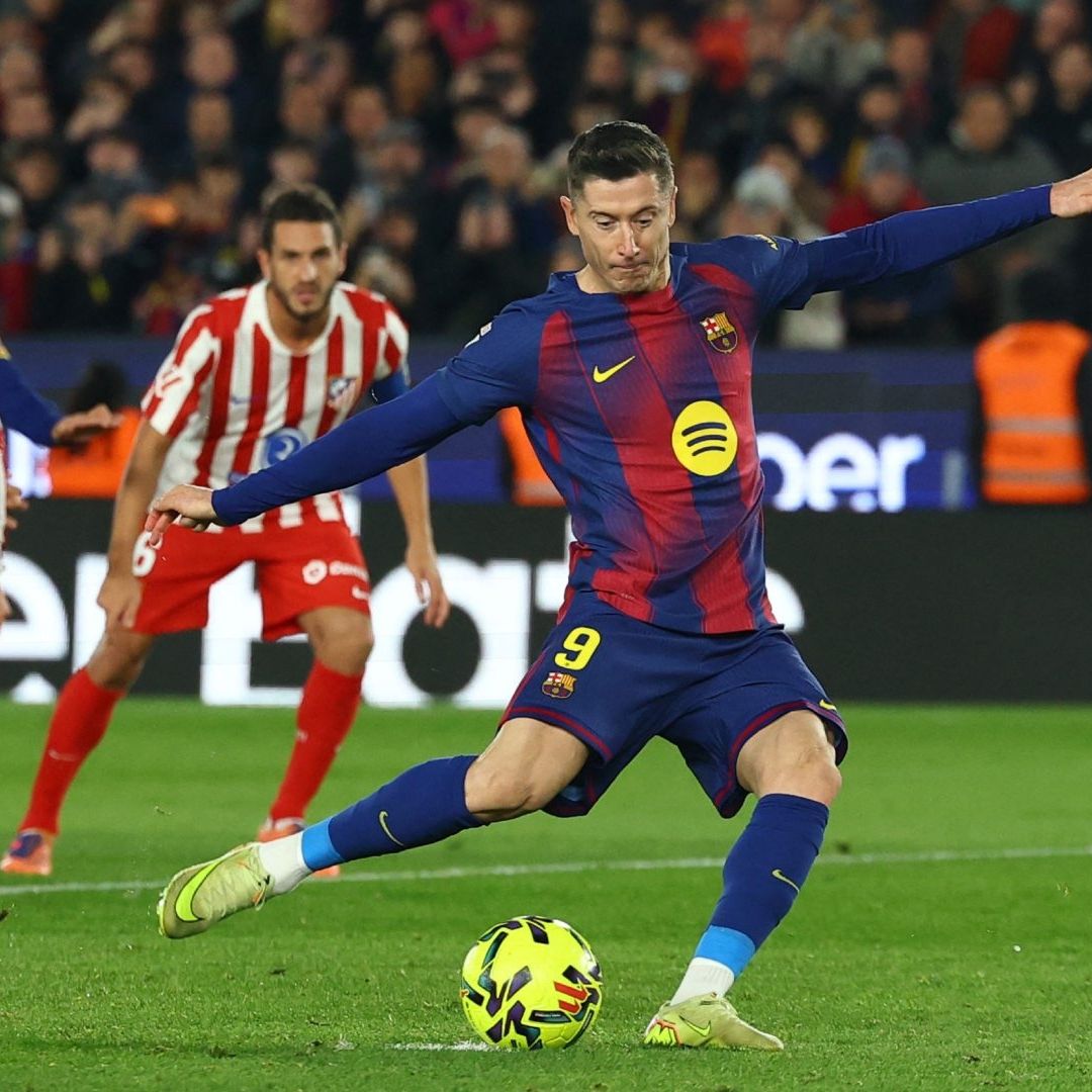Robert Lewandowski tuvo el gol de la ventaja en sus botines, pero cobró mal el penal y lo mandó a las nubes.
