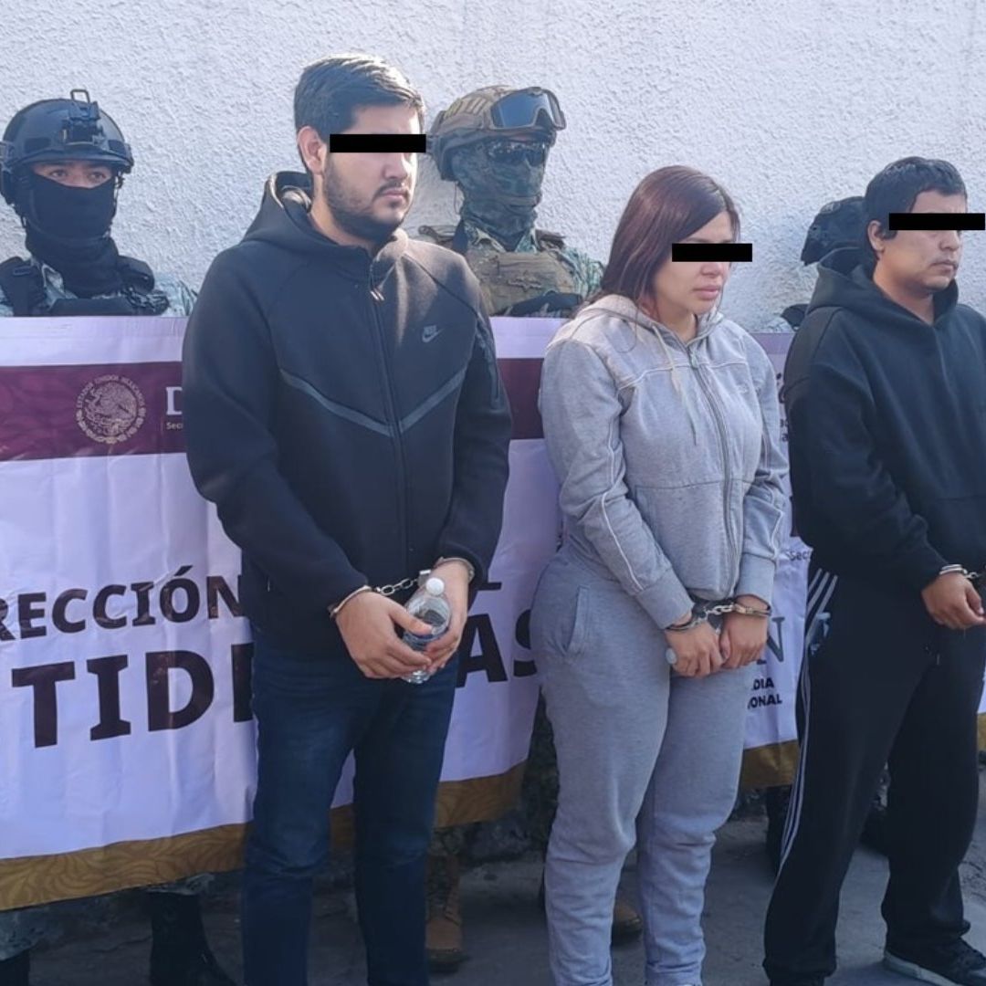 Personas detenidas flanqueadas por autoridades militares