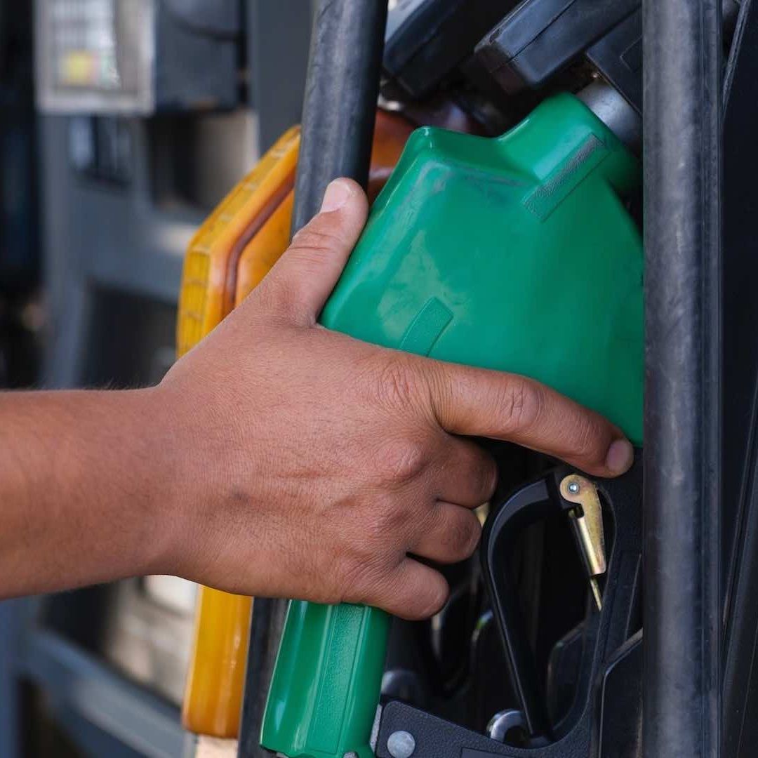 Hombre despacha gasolina