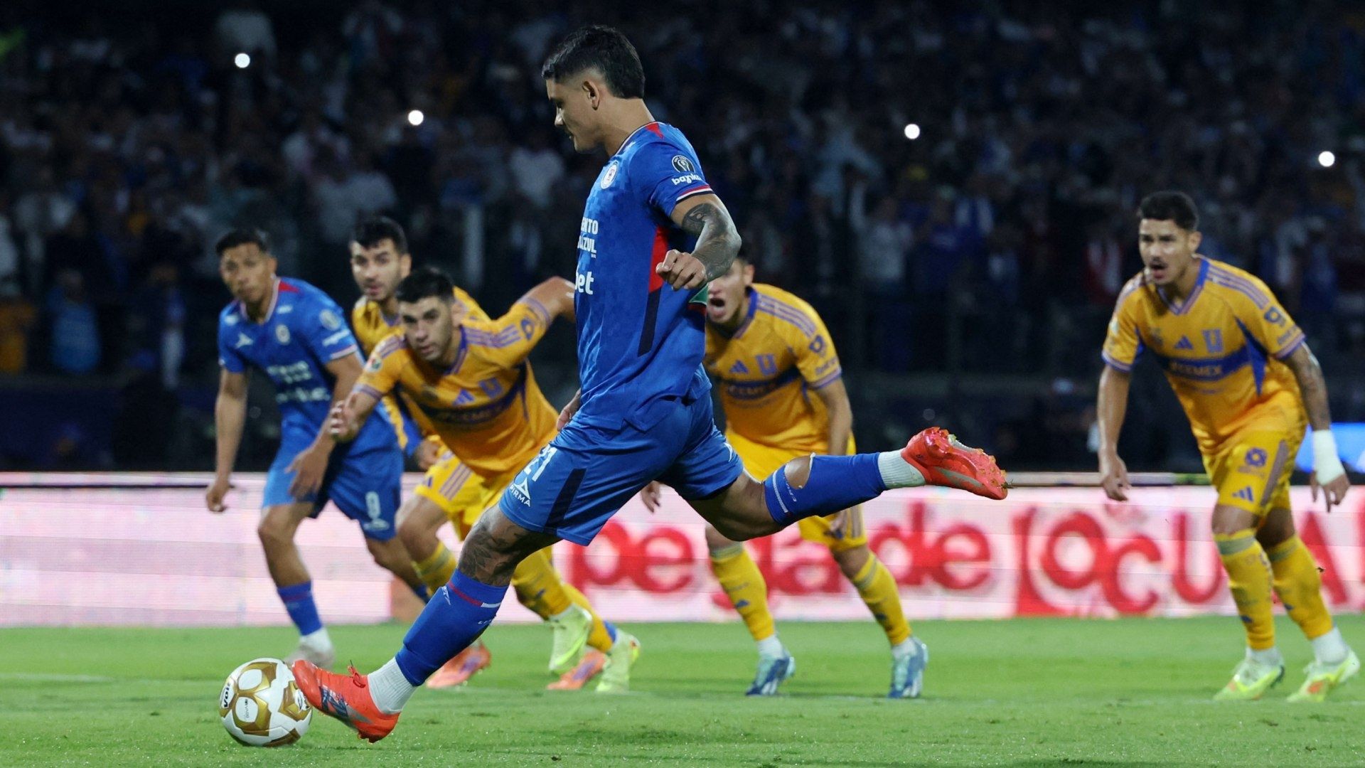 Gabriel “Toro” Fernández anotó el gol del empate en la ida de semifinales entre Cruz Azul y Tigres