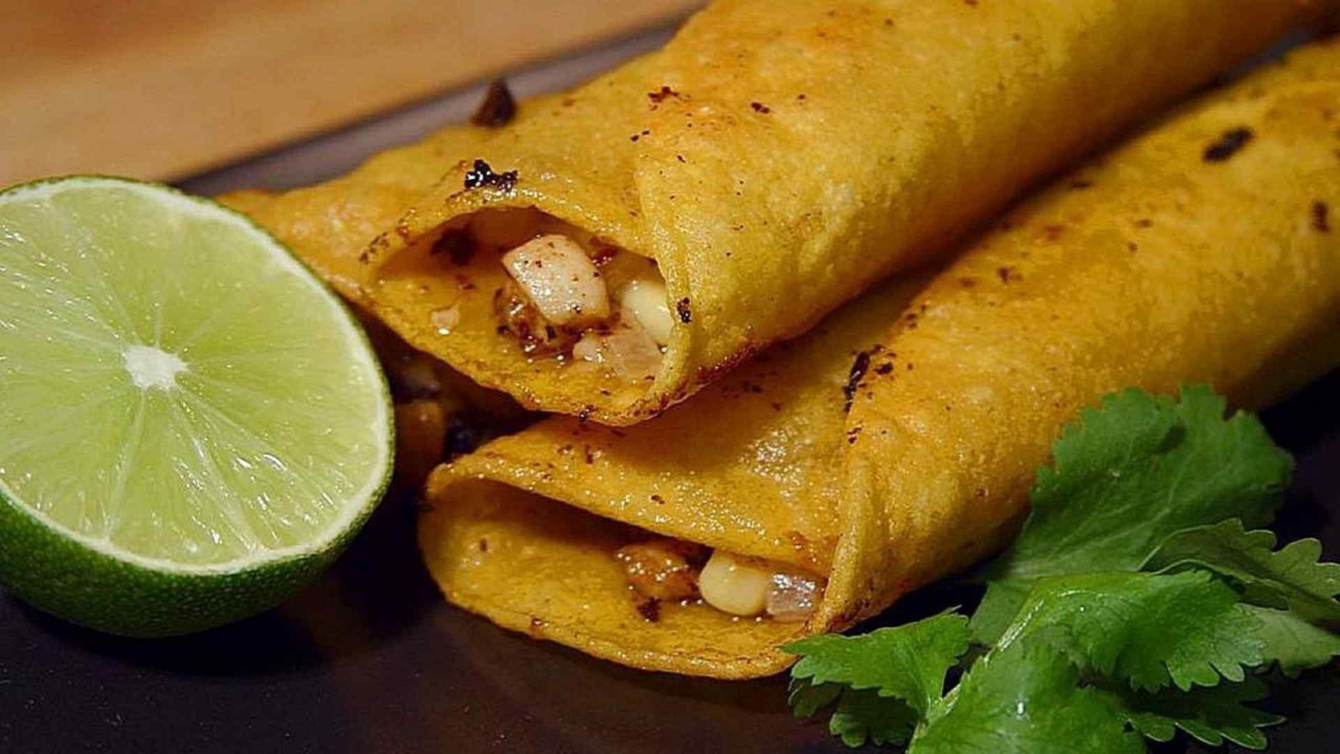 La diferencia entre las flautas y los tacos dorados es que las flautas son más delgadas y largas
