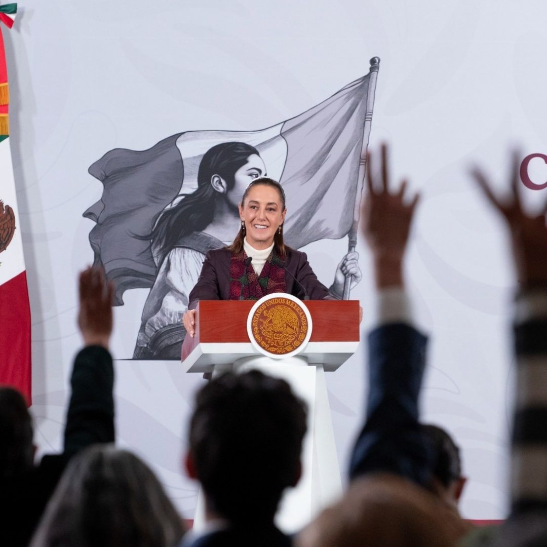 Una mujer con semblante feliz.