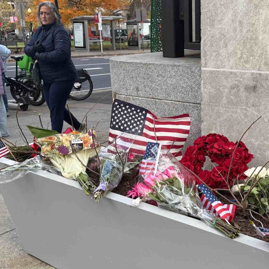 homenaje a los dos Guardias Nacionales, Sarah Beckstrom y Andrew Wolfe