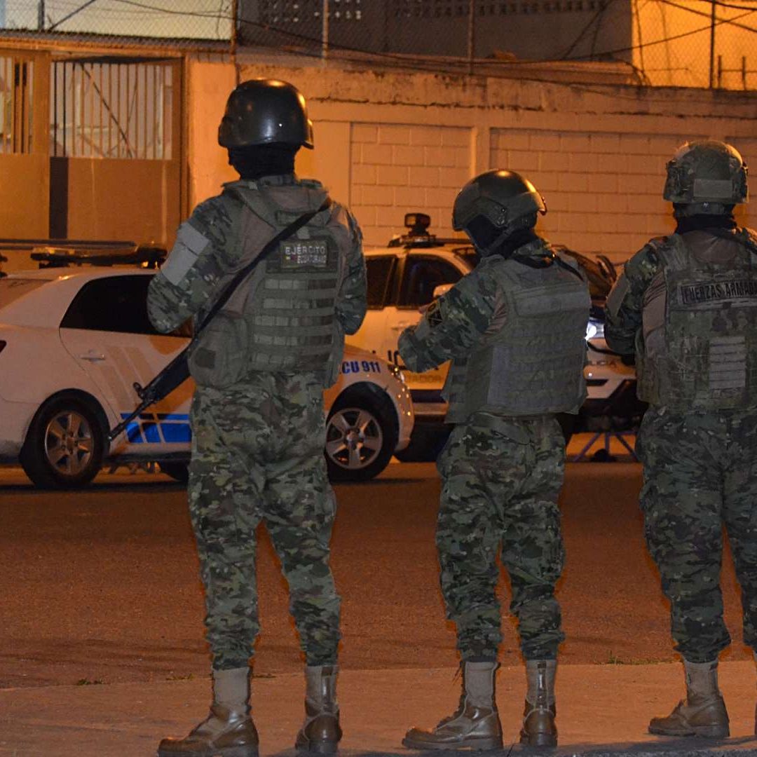 Fuerzas armadas hacen guardia afuera de la prisión de Machala, Ecuador