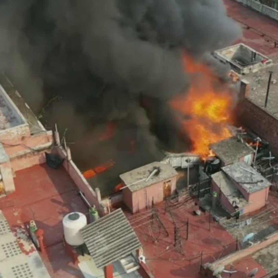 CDMX: Incendio Consume Bodega de Refacciones en la Juárez