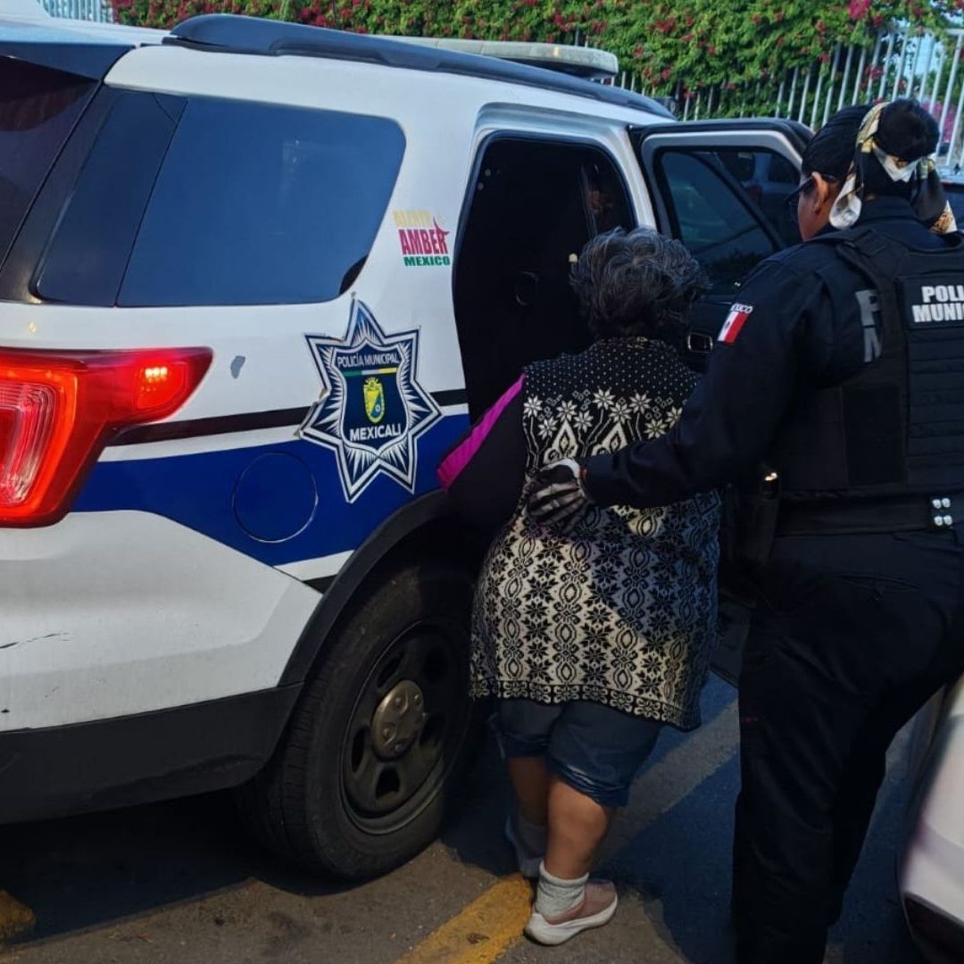 Mujer es Rescatada Mientras Caminaba Confundida por la Calle