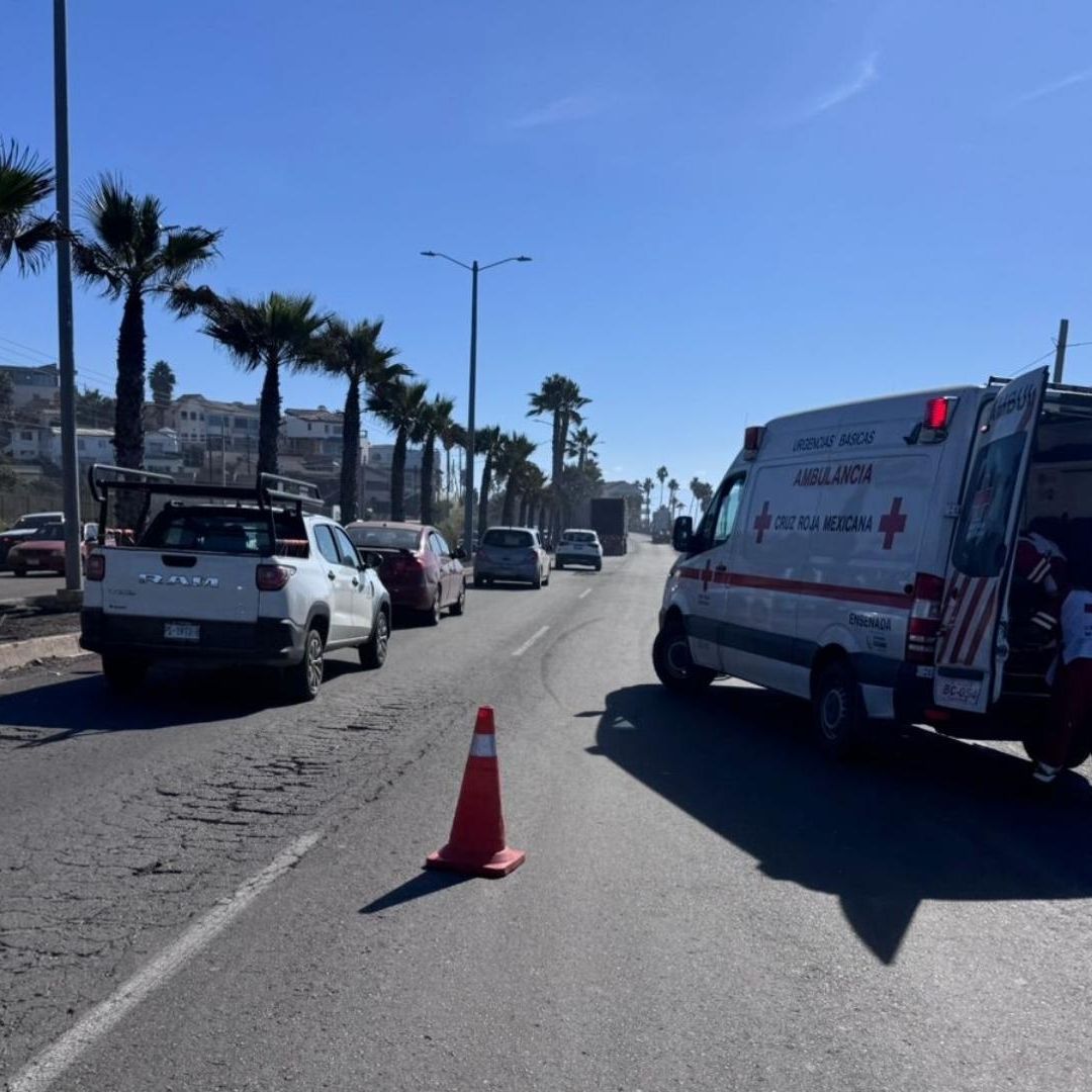 Ambulancia Atendiendo a Mujer Ciclista en Ensenada