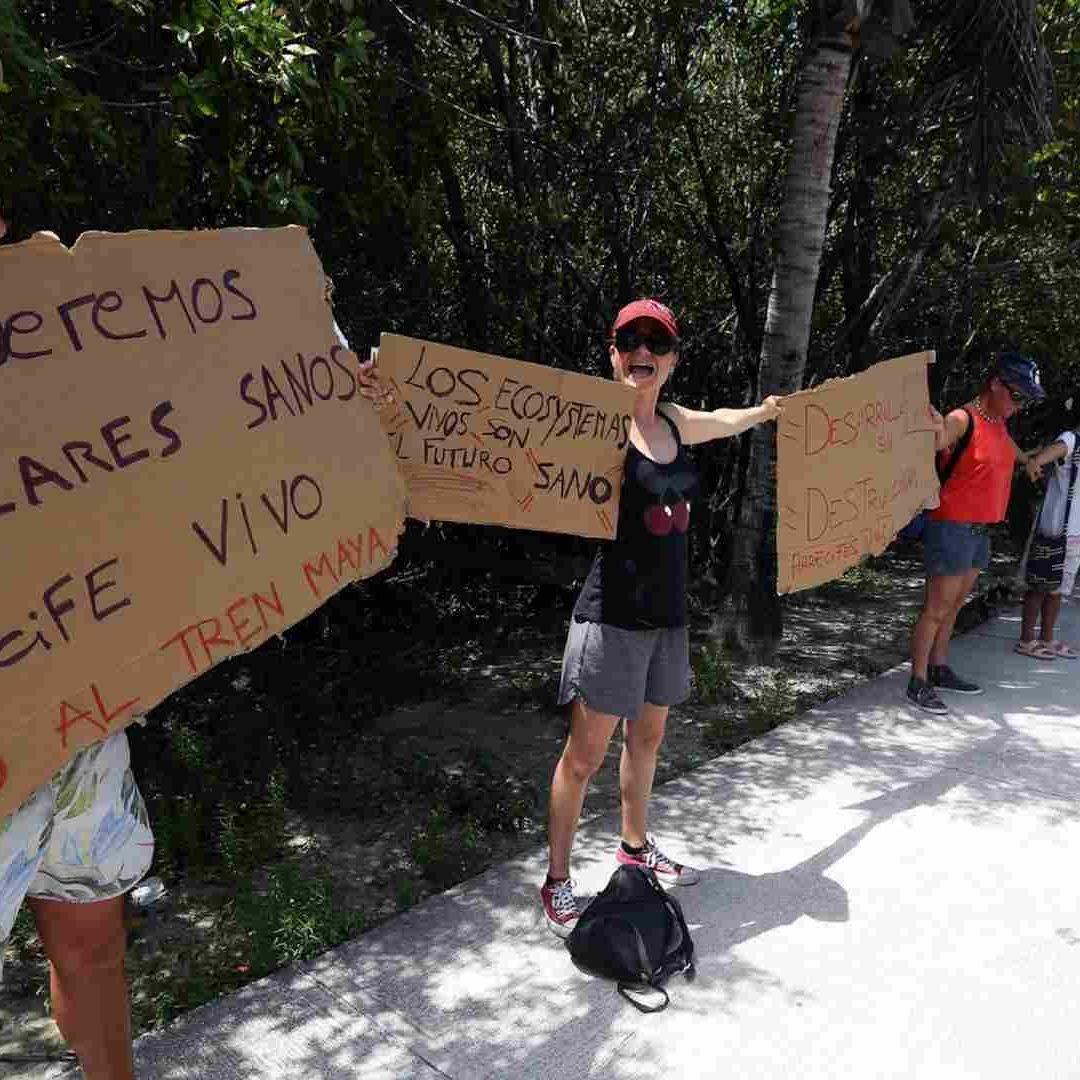 Protestan con cadena humana contra Tren Maya